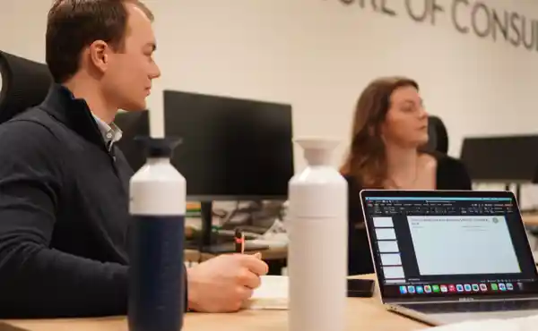 Student Consultants in overleg aan tafel